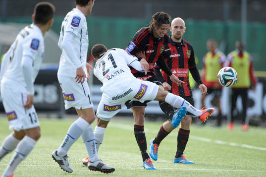 Brommapojkarnas Gabriel Petrovic och Kalmars Ismael Silva