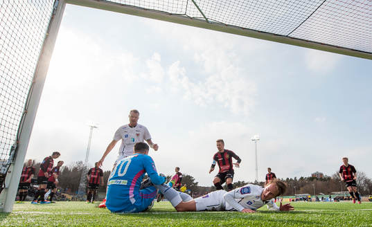 Kalmars Tor Øyvind Hovda spelar hårt mot Brommapojkarnas