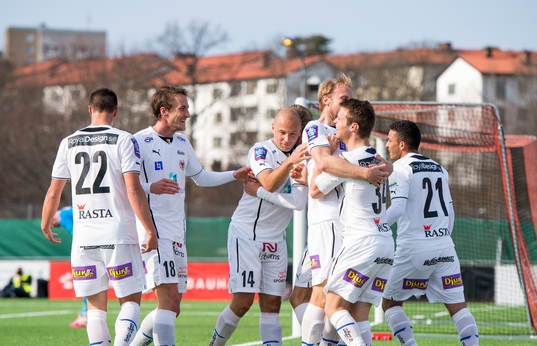 Kalmars Måns Söderqvist kramas om