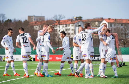 Kalmars Måns Söderqvist kramas om