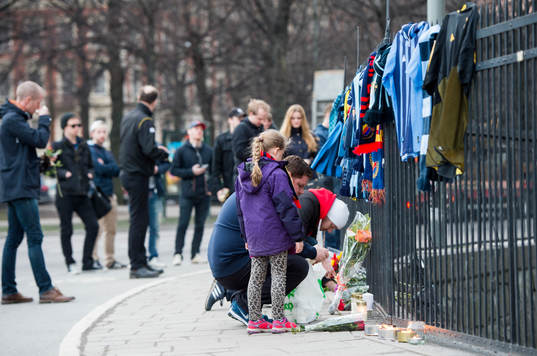 Djurgårdens supportrar sörjer supportern som