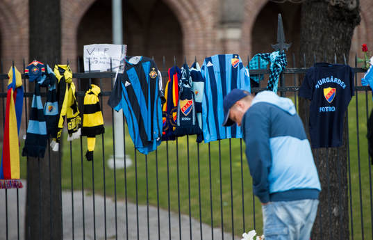 Djurgårdens supportrar sörjer supportern som