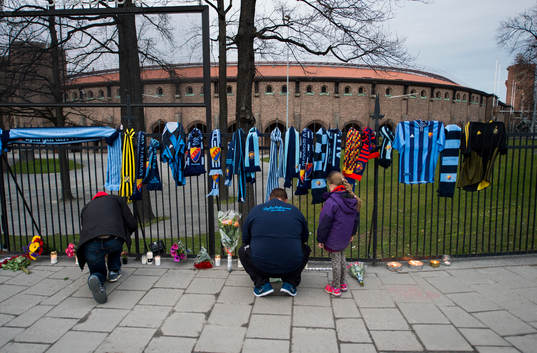 Djurgårdens supportrar sörjer supportern som