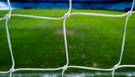Nät i ett fotbollsmål innan