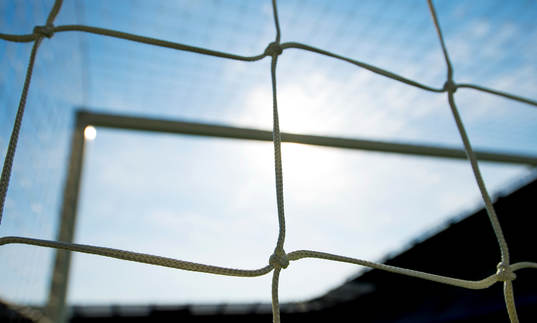 Nät i ett fotbollsmål innan