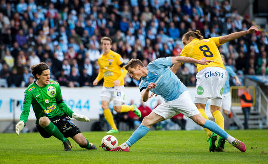 Malmö FFs Markus Rosenberg försöker göra mål på