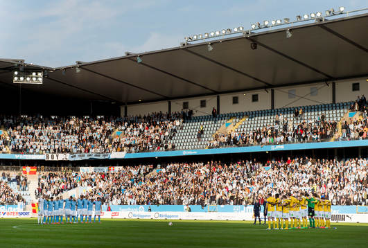Malmö FF och Falkenberg håller en tyst minut