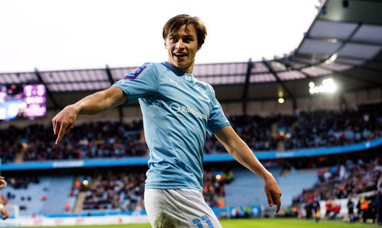 Malmö FFs Simon Thern jublar och pekar på planen