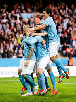 Malmö FFs Miiko Albornoz kommer hoppandes när Magnus