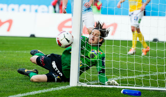 Falkenbergs målvakt Otto Martler ser bollen gå i stolpen