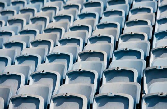 Tomma stolar på läktaren på Swedbank Stadion innan