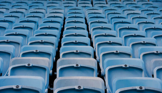 Tomma stolar på läktaren på Swedbank Stadion innan