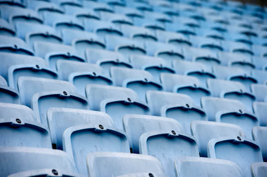 Tomma stolar på läktaren på Swedbank Stadion innan