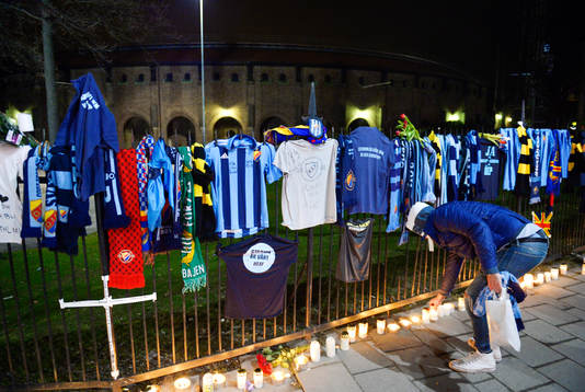 En djurgårdensupporter tänder ljus utanför Stadion för