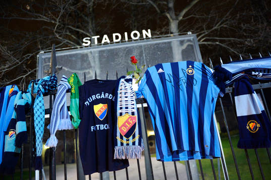 Symboler för Djurgården hänger utanför Stadion för