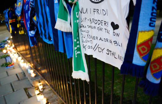 Symboler för Djurgården hänger utanför Stadion för