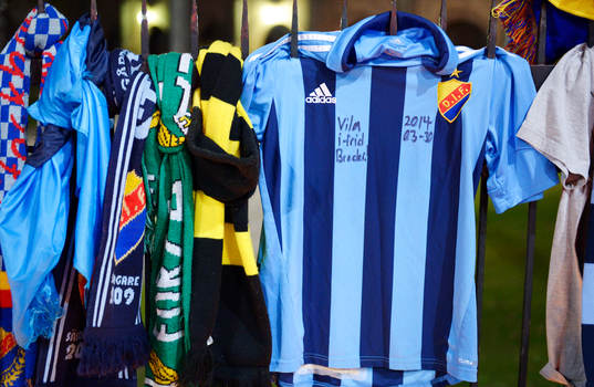 Symboler för Djurgården hänger utanför Stadion för