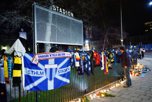 En djurgårdensupporter utanför Stadion vid hedrandet av