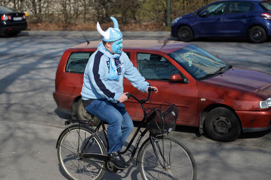 En målad Malmö supporter kommer cuklande till matchen