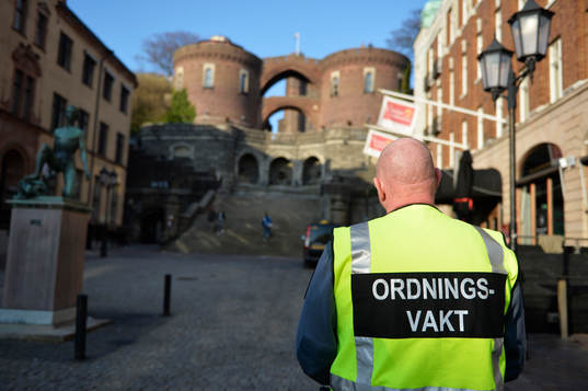 En ordningsvakt framför Kärnan i Helsingborg där mordet
