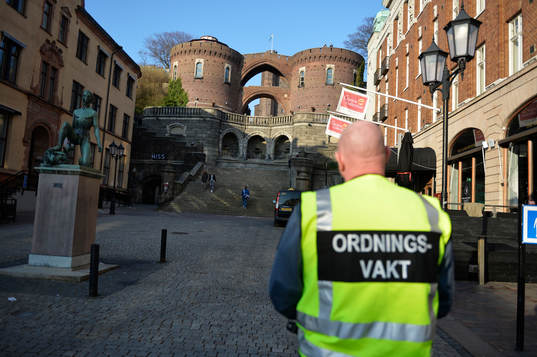 En ordningsvakt framför Kärnan i Helsingborg där mordet