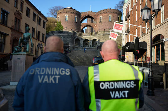 Två ordningsvakter framför Kärnan i Helsingborg där