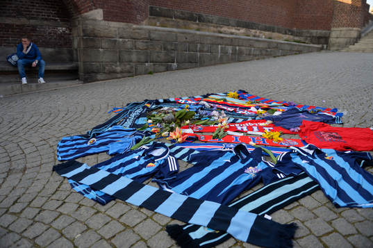 Djurgårdens och Helsingborgs supportrar har lagt tröjor