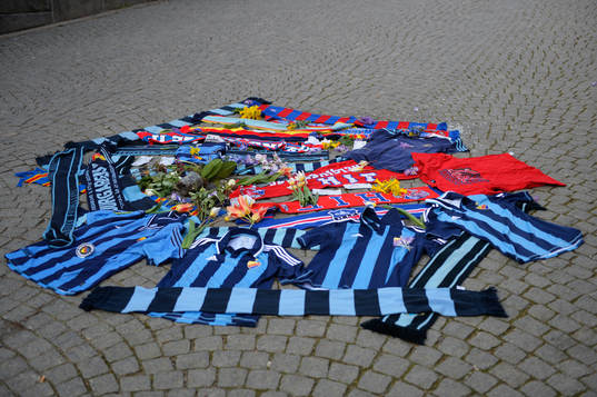 Djurgårdens och Helsingborgs supportrar har lagt tröjor
