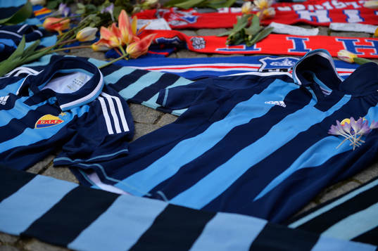 Djurgårdens och Helsingborgs supportrar har lagt tröjor