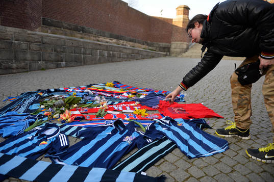 Djurgårdens och Helsingborgs supportrar har lagt tröjor