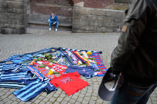 Djurgårdens och Helsingborgs supportrar har lagt tröjor