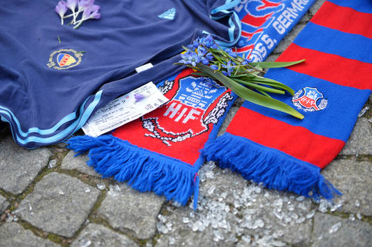 Djurgårdens och Helsingborgs supportrar har lagt tröjor