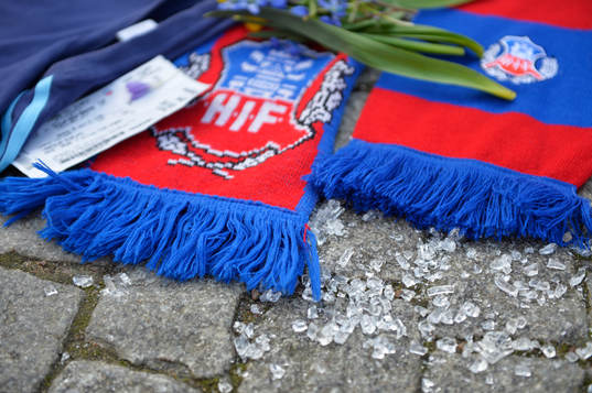 Djurgårdens och Helsingborgs supportrar har lagt tröjor
