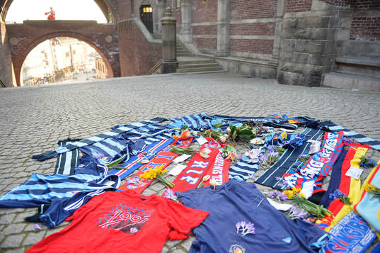Djurgårdens och Helsingborgs supportrar har lagt tröjor