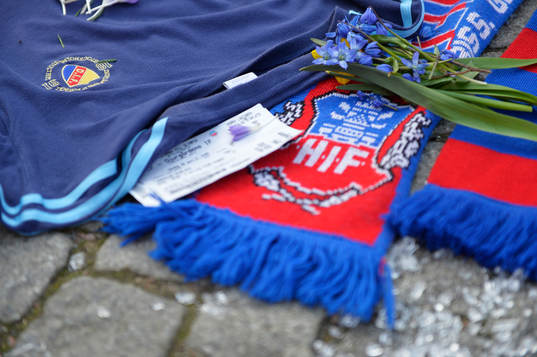 Djurgårdens och Helsingborgs supportrar har lagt tröjor