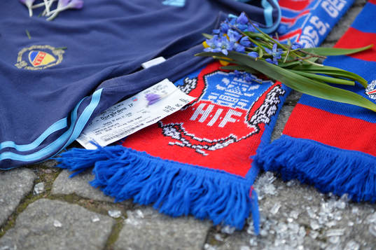 Djurgårdens och Helsingborgs supportrar har lagt tröjor