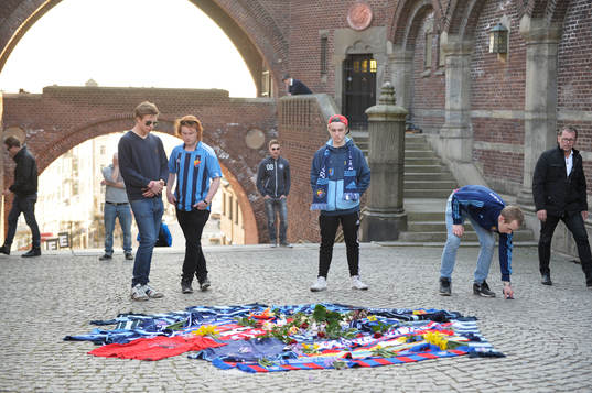 Djurgårdens och Helsingborgs supportrar har lagt tröjor
