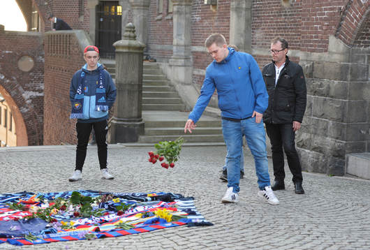 Djurgårdens och Helsingborgs supportrar har lagt tröjor