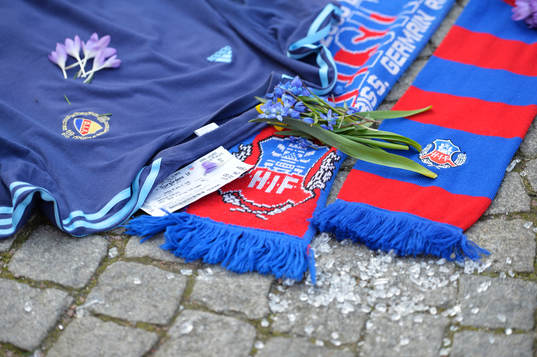 Djurgårdens och Helsingborgs supportrar har lagt tröjor