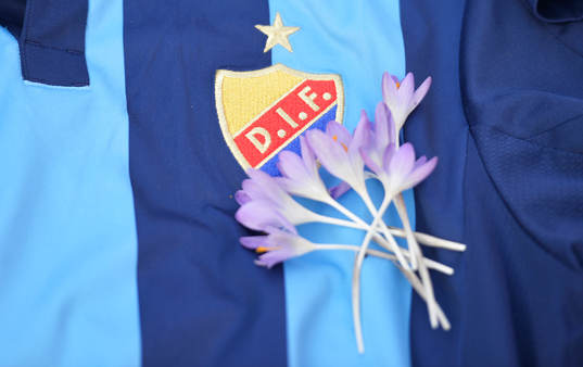 Djurgårdens och Helsingborgs supportrar har lagt tröjor
