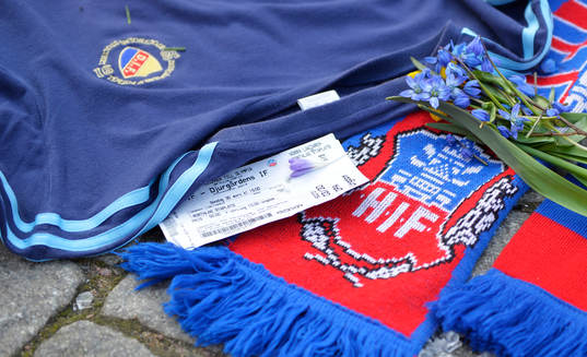 Djurgårdens och Helsingborgs supportrar har lagt tröjor