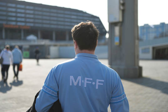 Malmö supporter på väg mot Swedbank Stadion