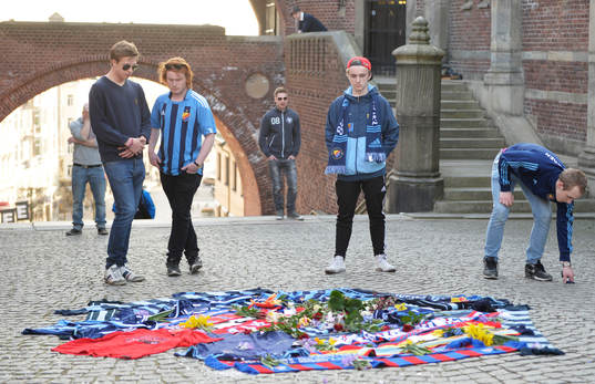 Djurgårdens och Helsingborgs supportrar har lagt tröjor