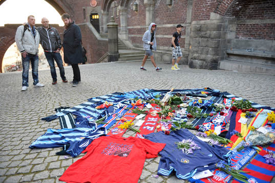 Djurgårdens och Helsingborgs supportrar har lagt tröjor