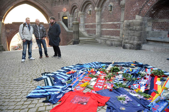 Djurgårdens och Helsingborgs supportrar har lagt tröjor