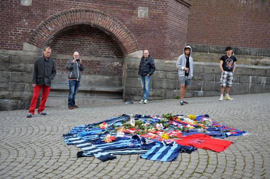 Djurgårdens och Helsingborgs supportrar har lagt tröjor