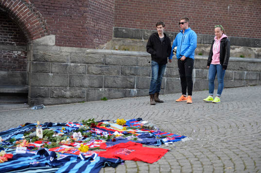 Djurgårdens och Helsingborgs supportrar har lagt tröjor