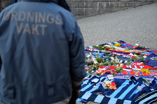Djurgårdens och Helsingborgs supportrar har lagt tröjor