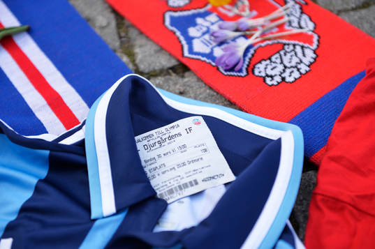 Djurgårdens och Helsingborgs supportrar har lagt tröjor