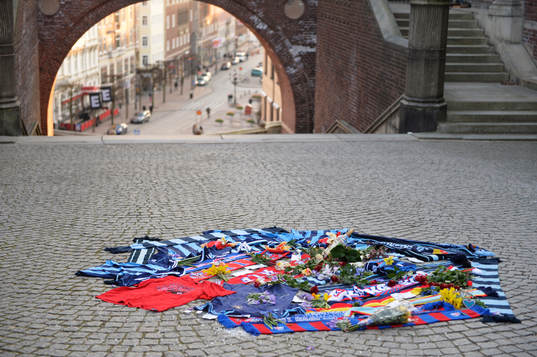 Djurgårdens och Helsingborgs supportrar har lagt tröjor